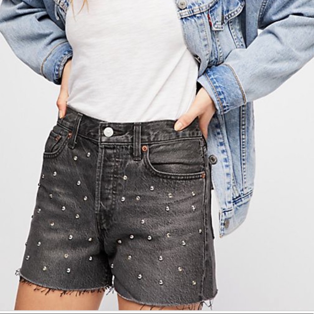 Levi’s wedgie short dark wash studded raw hem jean shorts size 25